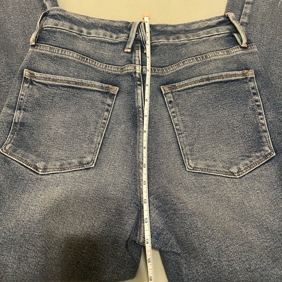 Good American Good Curve Cropped Straight Jeans with distressed hem - Picture 12 of 15